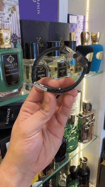 عرض متحرك لطريقة استخدام سوار العطر