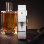 سوار العطر باللون الأبيض